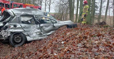 Tragiczny wypadek na drodze Rataje - Piertonki. 2 osoby nie żyją
