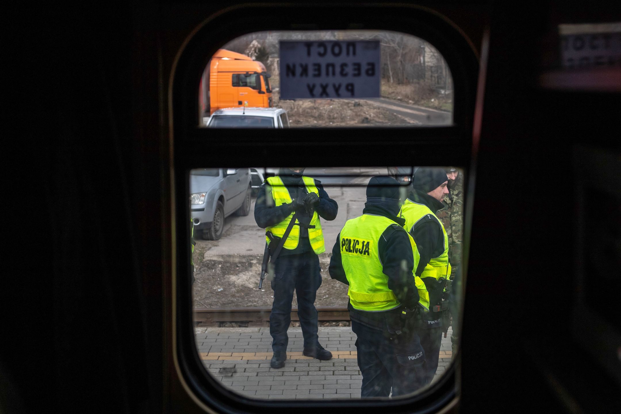 Dorohusk, 25.02.2022. Funkcjonariusze policji na kolejowym przejściu granicznym w Dorohusku, na które 25 bm. przyjechał pierwszy op wybuchu wojny na Ukrainie pociąg z Kijowa do Warszawy. Trwa inwazja wojsk rosyjskich na Ukrainę. (wj/amb) PAP/Wojtek Jargiło