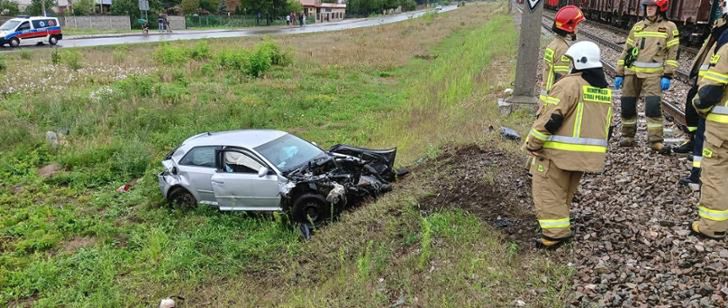Osobowe auto uderzyło w lokomotywę pociągu towarowego