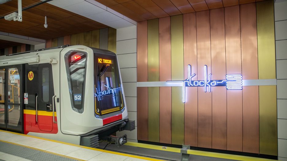 Warszawa. Metro. Stutysięczny pasażer przekroczył bramki wejściowe na stacji Płocka