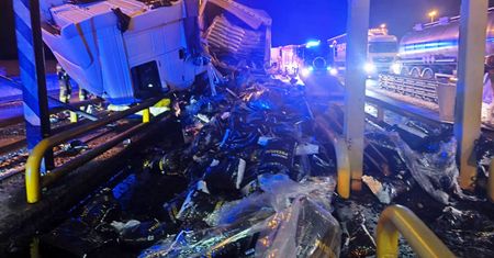 Nie zmieścił się między barierki. Aż wyrwało kabinę. Zdjęcia z A4