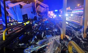 Nie zmieścił się między barierki. Aż wyrwało kabinę. Zdjęcia z A4