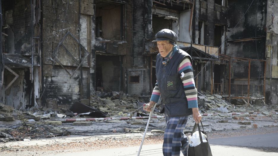 Wojna w Ukrainie - sytuacja w obwodzie donieckim
A resident walks past a destroyed house in Mariupol, in territory under the government of the Donetsk People's Republic, eastern Ukraine, Tuesday, May 17, 2022. (AP Photo/Alexei Alexandrov)
AP