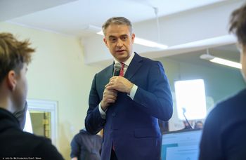 Grok Elona Muska pod lupą. Jest reakcja także w Polsce