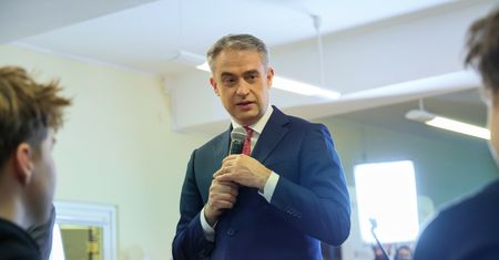 Grok Elona Muska pod lupą. Jest reakcja także w Polsce