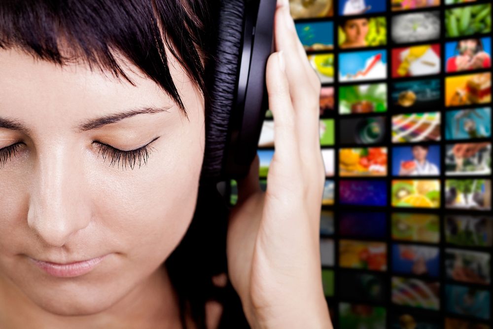 Zdjęcie Young woman with headphones enjoying nice music pochodzi z serwisu Shutterstock