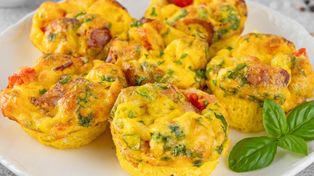 Weź jajka, mleko i odrobinę mąki. Tak przygotujesz muffiny na śniadanie