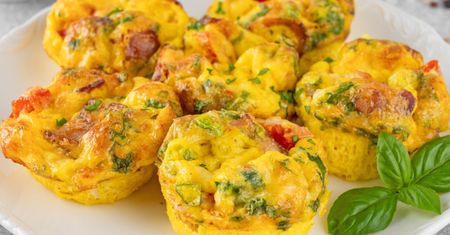 Weź jajka, mleko i odrobinę mąki. Tak przygotujesz muffiny na śniadanie