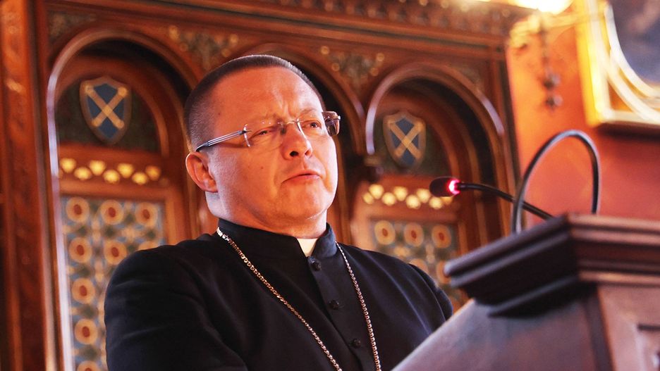 Wierni bez masek na mszy biskupa? Hierarcha tłumaczy 