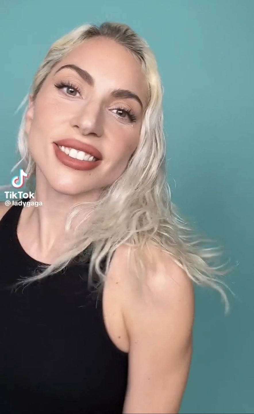 Odmieniona Lady Gaga pląsa na TikToku. Fani jej nie poznali