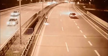 Jechała hulajnogą pod prąd. Mówiła, że uciekł jej pociąg