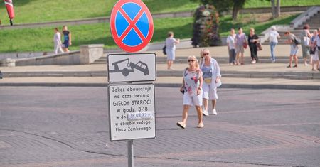 W niedzielę zakaz parkowania na placu Zamkowym. Pozostawione auta zostaną odholowane na koszt właścicieli