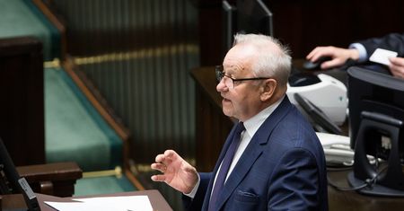 Brak decyzji ws. obostrzeń troską o poparcie? Poseł PiS wskazuje