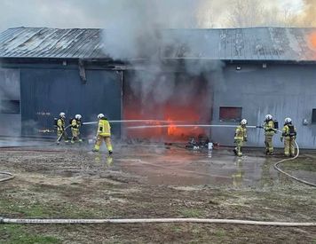 Pożar garażu w Mogielnicy. Na miejscu 11 zastępów straży pożarnej!