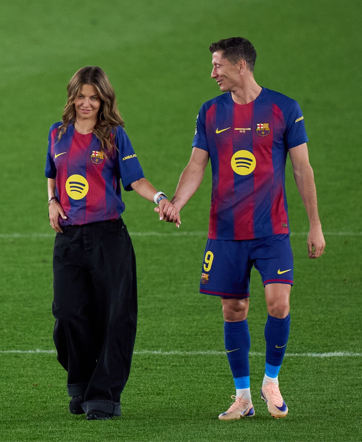 Lewandowscy uchwyceni na pustym Camp Nou