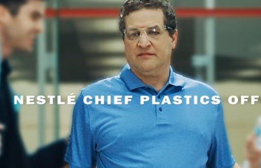 Główny urzędnik ds. tworzyw sztucznych z Nestle w reklamie Greenpeace (wideo)
