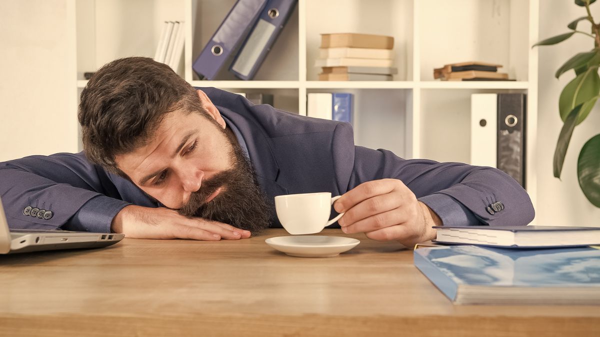Zmęczony mężczyzna w pracy.