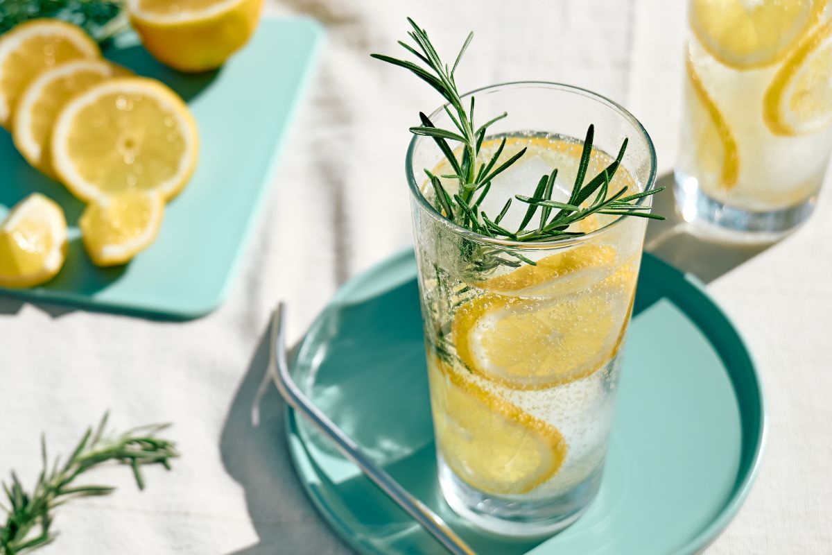 Wiele osób pije do obfitego obiadu. Czy faktycznie pomaga na trawienie?