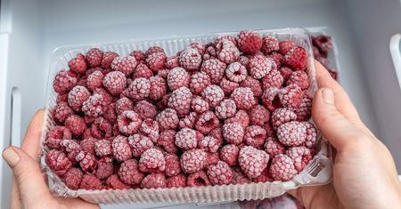 Mrożone maliny zbijają się w bryłę? Być może popełniłeś prosty błąd