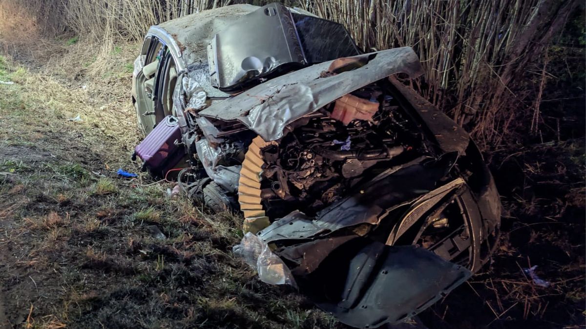 Koszmarny wypadek. Pijany 31-latek uderzył w drzewo