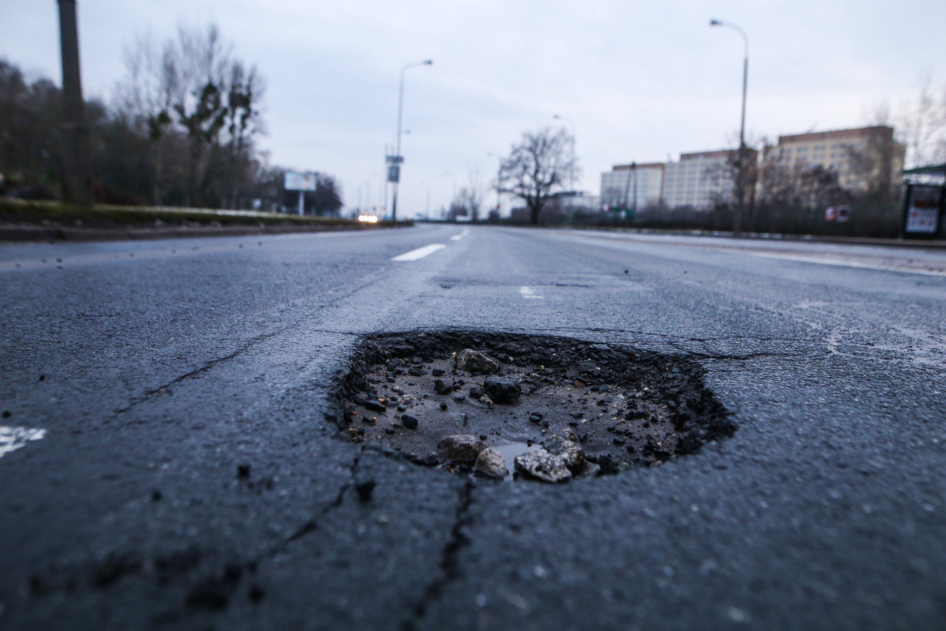 Dziury w jezdni są powszechnym zjawiskiem