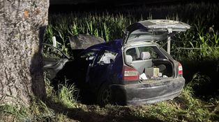 Kruklin: Nowe Audi z nastolatkami roztrzaskało się na drzewie