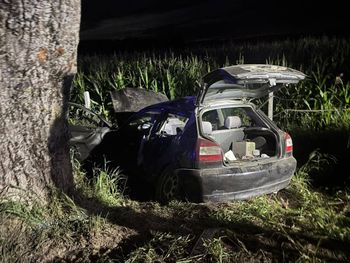Kruklin: Nowe Audi z nastolatkami roztrzaskało się na drzewie