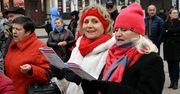 Tarnobrzeg: Patriotyczne śpiewanie i flaga z aut