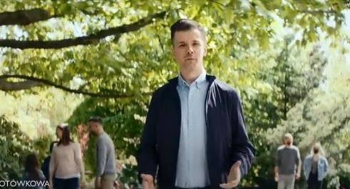 Wypoczynek na świeżym powietrzu po izolacji w reklamie Banku Millennium