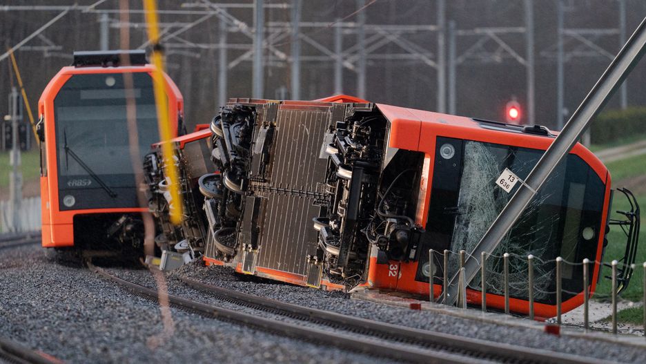A derailed train in Luescherz, Switzerland
epa10552778 A general view of the site of a derailed train of the company Aare Seeland mobil, in Luescherz, Switzerland, 31 March 2023.  EPA/Manuel Lopez 
Dostawca: PAP/EPA.
Manuel Lopez