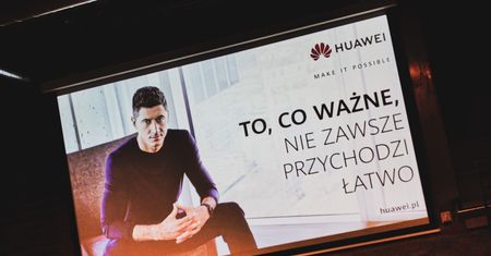 Huawei wybił się w Polsce dzięki technologiom, ale też piłce nożnej - i dalej będzie to robić