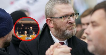 Grzegorz Braun wyproszony z europarlamentu. "Wstyd!"