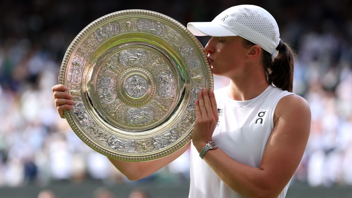 Świątek musi oddać trofeum za Wimbledon