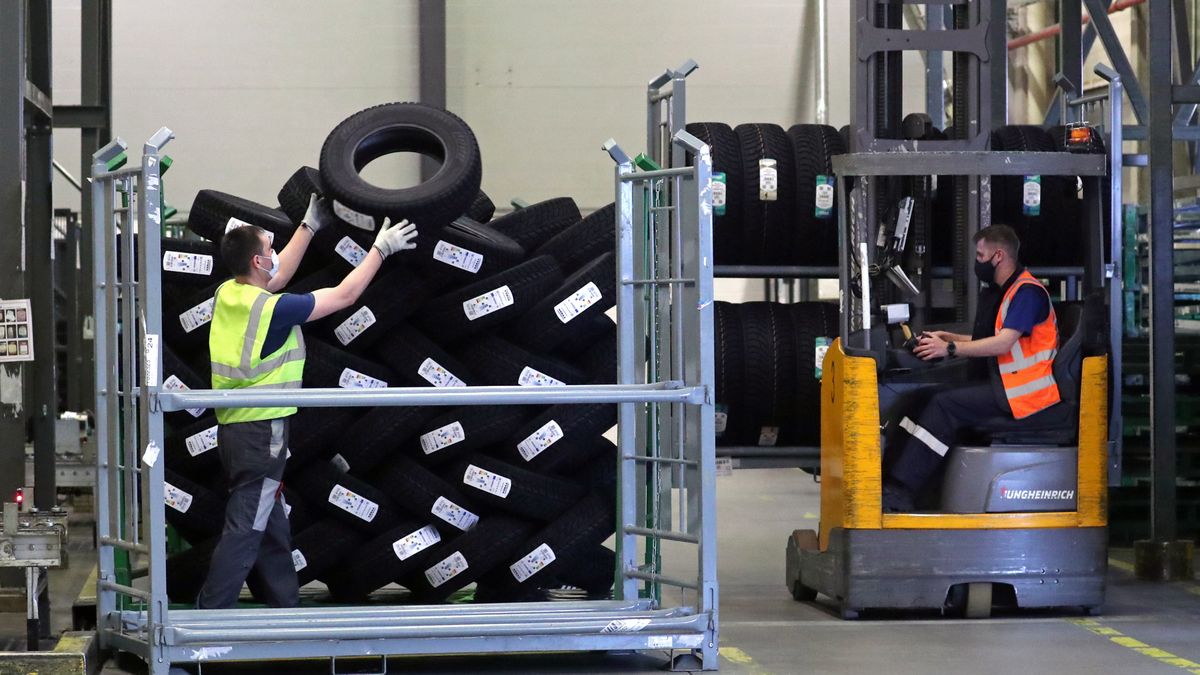 Na zdjęciu fabryka Nokian Tyers w Rosji. Pracownicy przekładają opony