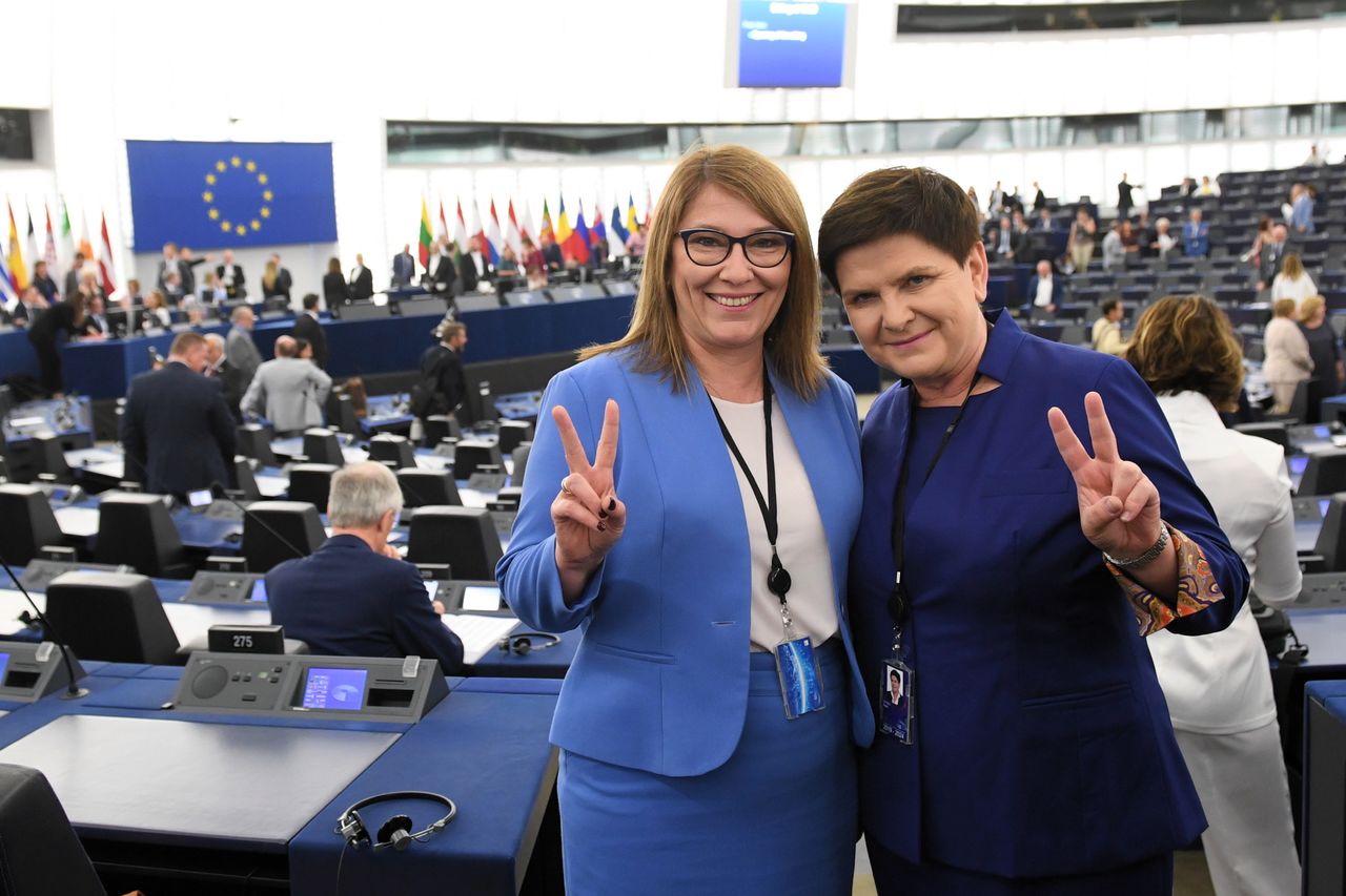 Beata Mazurek wspiera Beatę Szydło. "Zatroskanych dziennikarzy uspokajam"