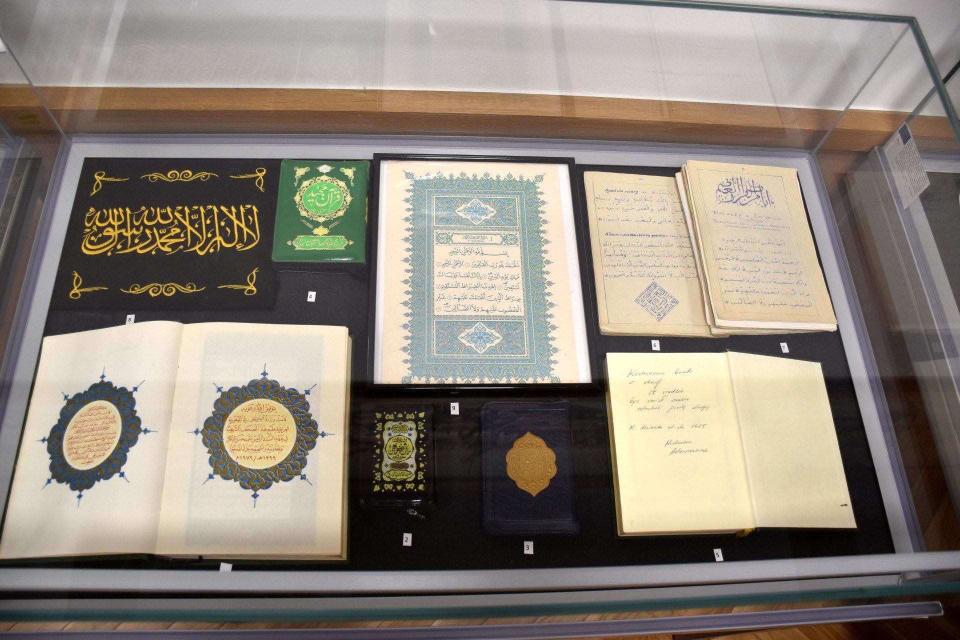 Wydarzeniu towarzyszyła prezentacja multimedialna wybranych materiałów związanych z Muzułmańską Gminą Wyznaniową w Szczecinie oraz wystawa przedstawiająca część zbiorów rodzinnych Państwa Lebiedziów