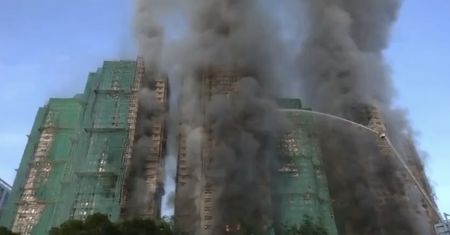 Tragiczny pożar w Hongkongu. Co najmniej cztery ofiary, ludzie uwięzieni w płonących wieżowcach