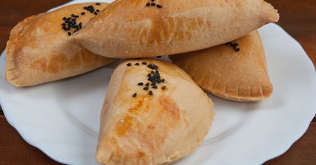 Są smaczniejsze nawet od ruskich. Chrupiące pierożki z wiosennym farszem