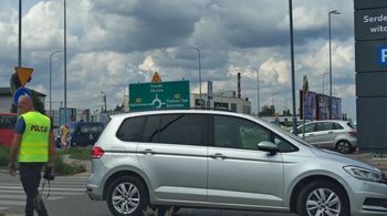 Wieluń: Wypadek na Popiełuszki. 16-latek najechał na tył Volkswagena