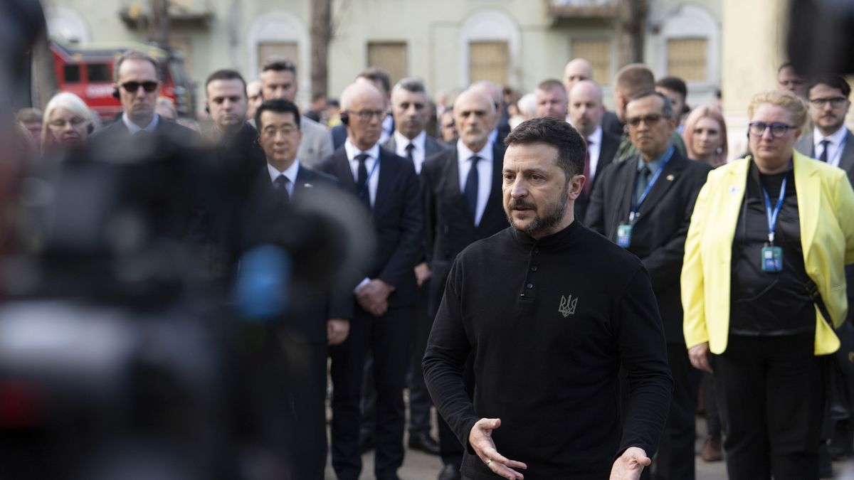 Ukrainian President Volodymyr Zelensky speaks to the media during a visit to the site of a Russian missile strike on a residential area in Kyiv, Ukraine, 25 April 2025, amid the Russian invasion. At least 12 people were killed and 87 others injured after a Russian combined attack with drones and rockets of different types in Kyiv on 24 April 2025, Ukrainian authorities said. Zelensky claimed the Russian missile that struck the Kyiv residential area was supplied by North Korea. EPA/STRINGER Dostawca: PAP/EPA.