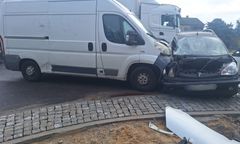 Zderzenie busa z mikrosamochodem. Pasażerka nie żyje