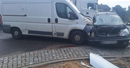 Zderzenie busa z mikrosamochodem. Pasażerka nie żyje