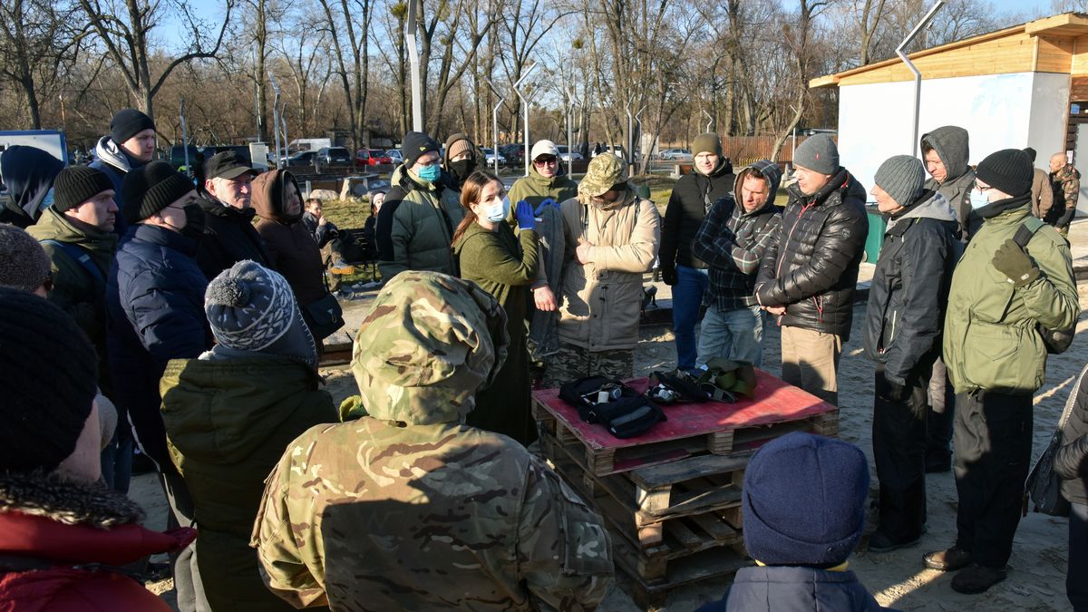 Ukraińcy biorący udział w otwartych ćwiczeniach obrony cywilnej w Kijowie, luty 2022 r.