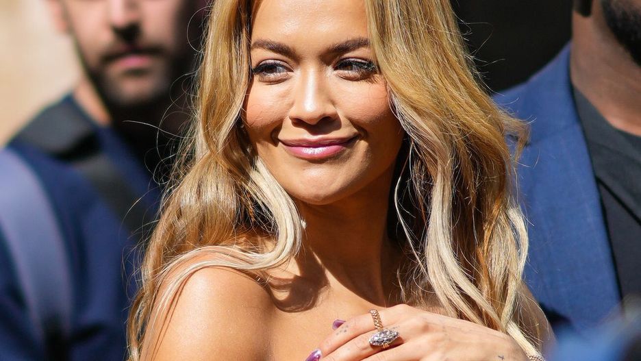 Rita Ora postawiła na mocno wykrojone spodnie