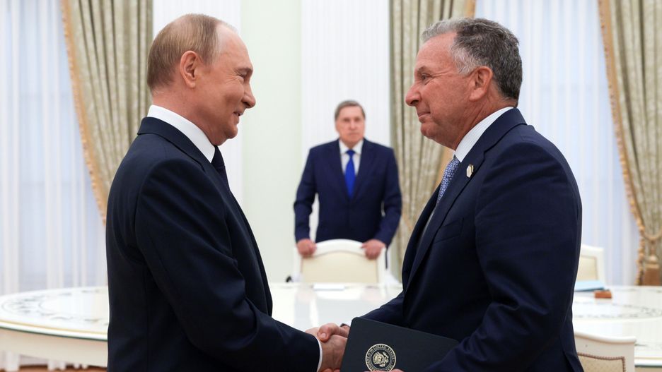 Russian President Vladimir Putin (L) and U.S. Special Envoy for the Middle East Steve Witkoff shake hands before a meeting at the Kremlin in Moscow, Russia, 06 August 2025. EPA/GAVRIIL GRIGOROV / SPUTNIK / KREMLIN POOL MANDATORY CREDIT Dostawca: PAP/EPA.