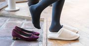 Gospodarz prosi o zdjęcie butów? Ekspertka radzi, co odpowiedzieć