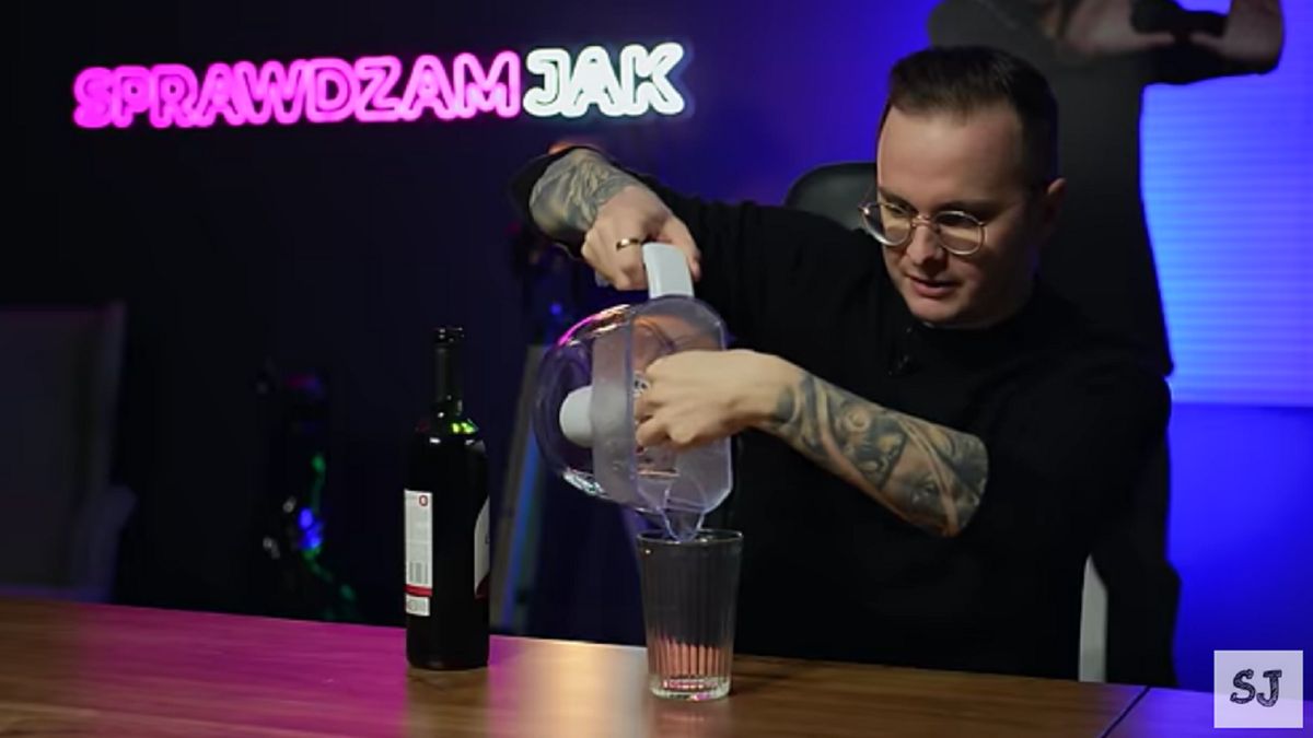 Youtuber postanowił sprawdzić, jak z alkoholem poradzi sobie dzbanek filtrujący