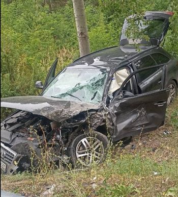 Czołowe zderzenie Audi z BMW. 4 osoby ranne, w tym dwoje dzieci