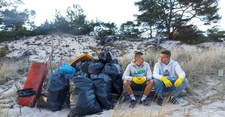 Posprzątali za darmo 5 km helskiego wybrzeża. Miasto nie chciało odebrać śmieci