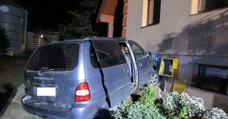 Wjechała autem w dom. Matka siedmiorga dzieci była kompletnie pijana